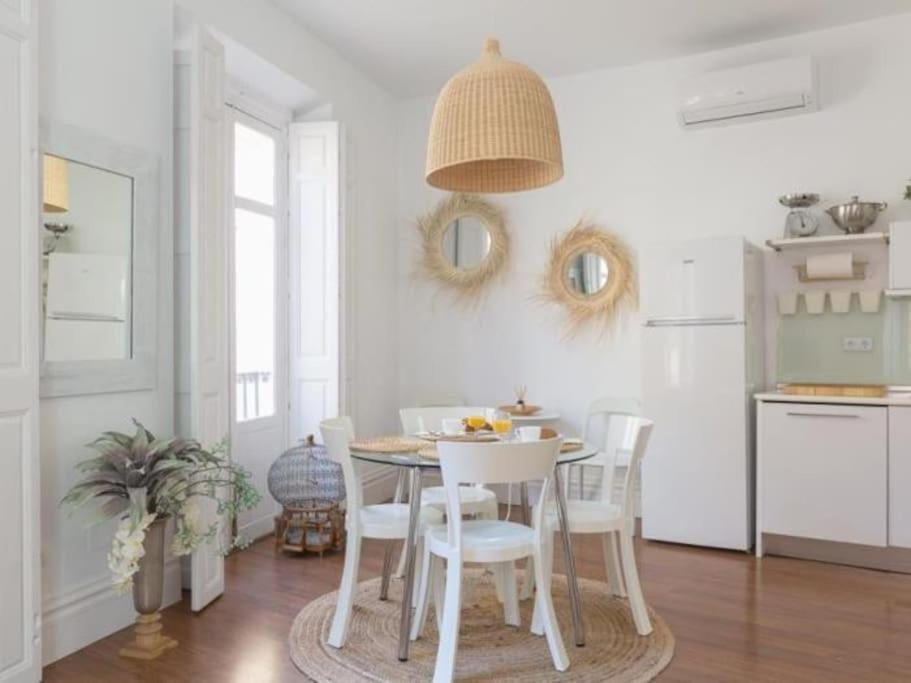 Chic Casa Cathedral At Calle Fresca 2-Bedroom Apartment In Malaga City Center Luaran gambar