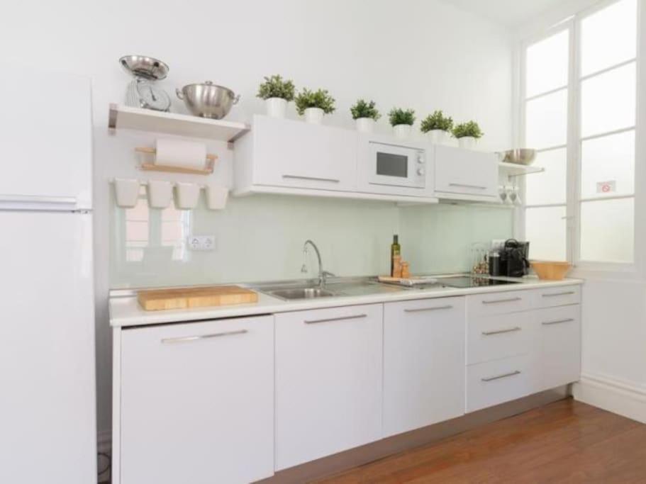 Chic Casa Cathedral At Calle Fresca 2-Bedroom Apartment In Malaga City Center Luaran gambar