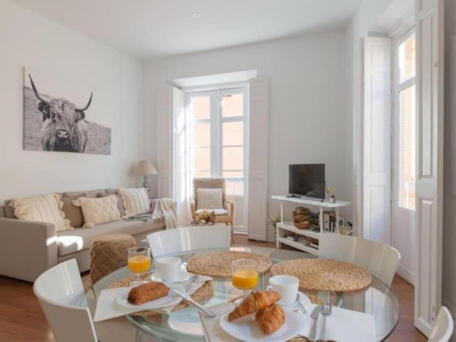 Chic Casa Cathedral At Calle Fresca 2-Bedroom Apartment In Malaga City Center Luaran gambar