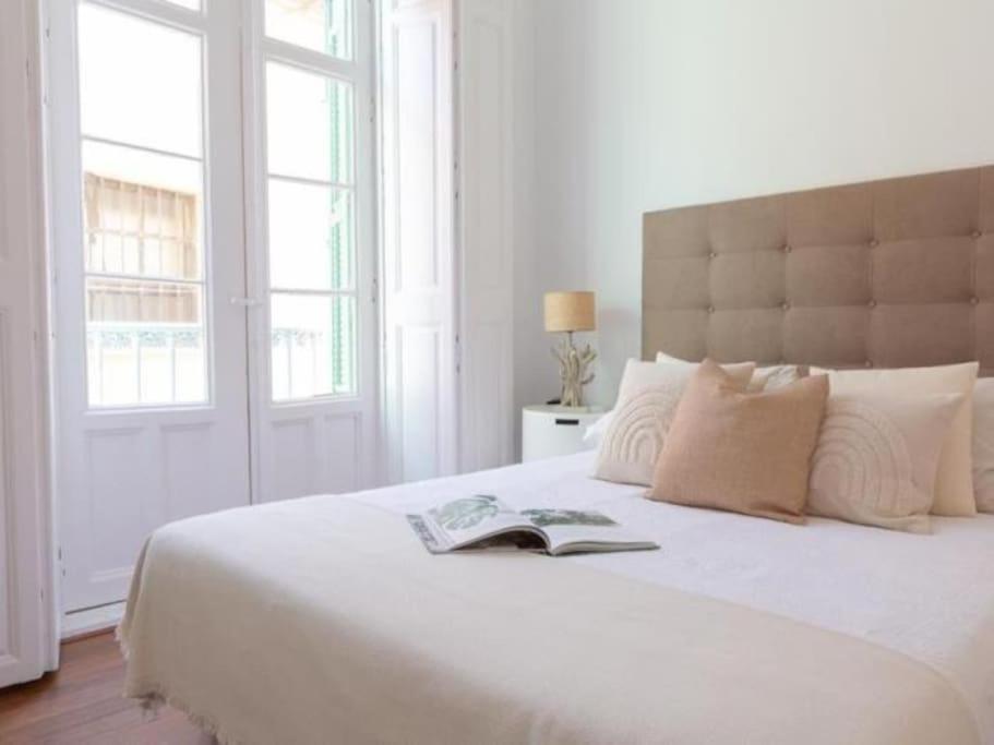 Chic Casa Cathedral At Calle Fresca 2-Bedroom Apartment In Malaga City Center Luaran gambar